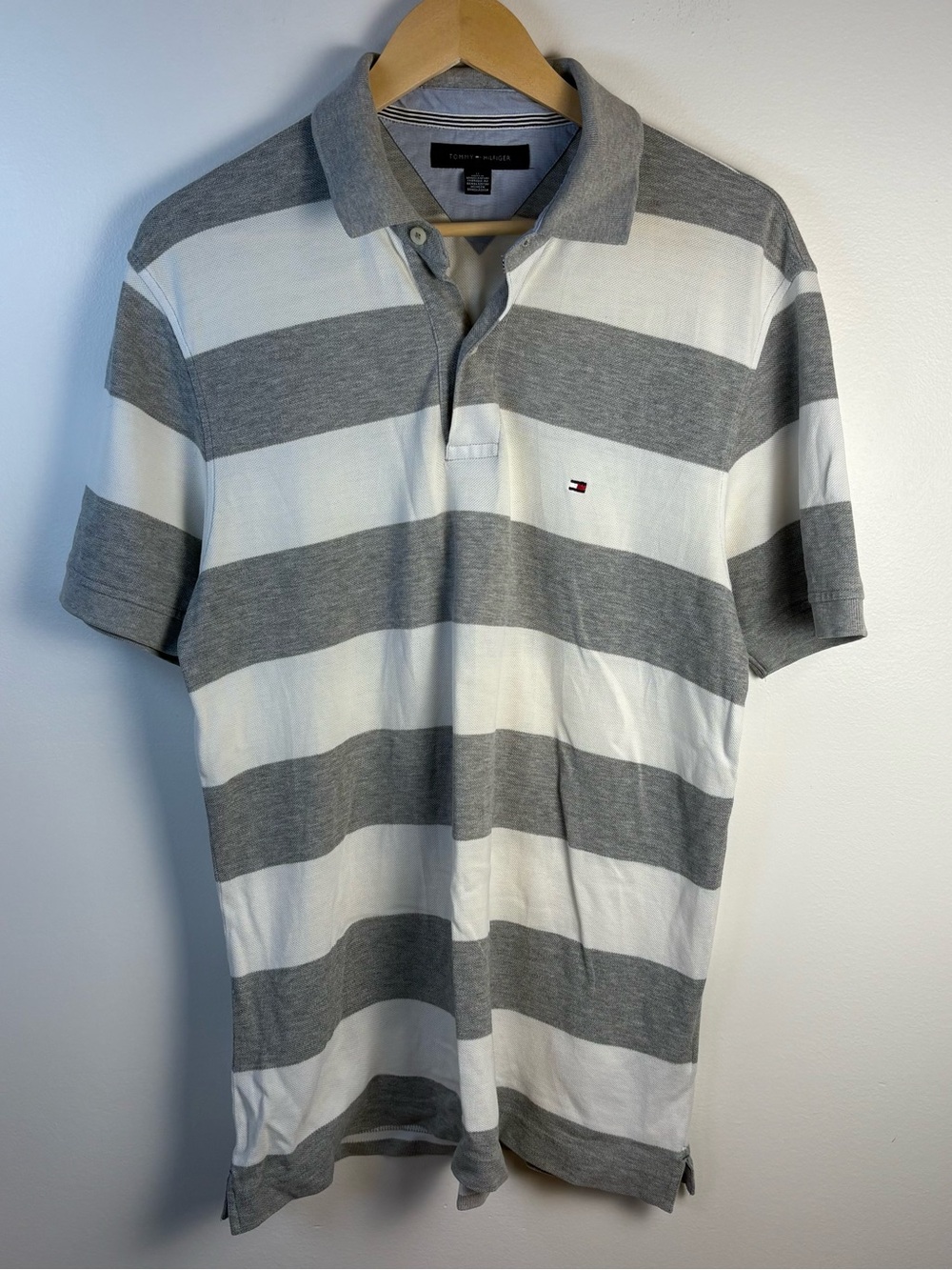 Tommy Hilfiger Men’s Gray & White Striped Cotton Polo Shirt, Medium shortsleeved